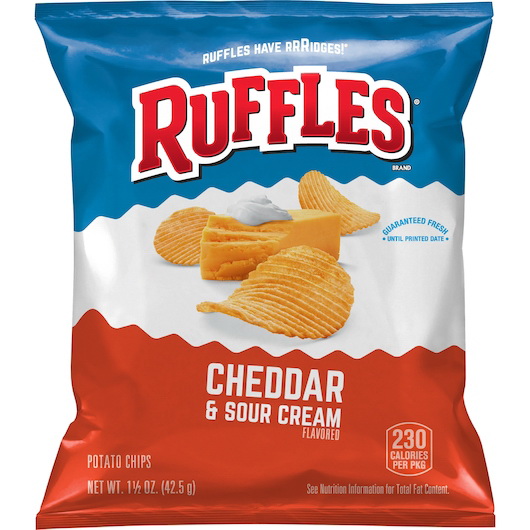 Ruffles进口代理批发 Ruffles 切达干酪酸奶油薯片单份，1.5 盎司，每箱 64 颗