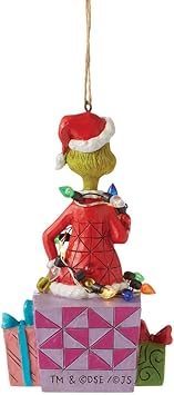 酷牌库|商品详情-Enesco进口代理批发 Enesco Dr. Seuss Grinch by Jim Shore 圣诞老人格林奇坐在目前点燃的悬挂装饰品雕像和 LED 灯，树脂石手工制作的收藏圣诞树装饰品，4.375 英寸，多色