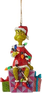 Enesco进口代理批发 Enesco Dr. Seuss Grinch by Jim Shore 圣诞老人格林奇坐在目前点燃的悬挂装饰品雕像和 LED 灯，树脂石手工制作的收藏圣诞树装饰品，4.375 英寸，多色