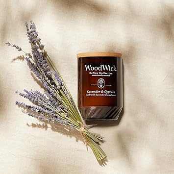 酷牌库|商品详情-WoodWick进口代理批发 WoodWick Renew 大号蜡烛，薰衣草和丝柏香薰蜡烛，13 盎司，植物性大豆蜡混合物，采用升级回收材料和精油制成，燃烧时间长达 75 小时