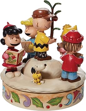 酷牌库|商品详情-Enesco进口代理批发 Enesco Peanuts by Jim Shore The Gang Caroling around the Christmas Tree 手动旋转雕像，6.5 英寸，多色，红色