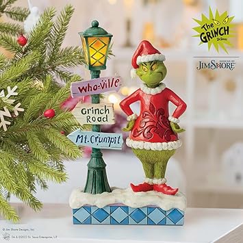 酷牌库|商品详情-Enesco进口代理批发 Enesco Dr. Seuss Grinch by Jim Shore Grinch 圣诞老人站在路灯旁边点亮雕像，带 LED 灯，可收藏的圣诞雕像手工制作树脂石雕像装饰，10.24 英寸，多色