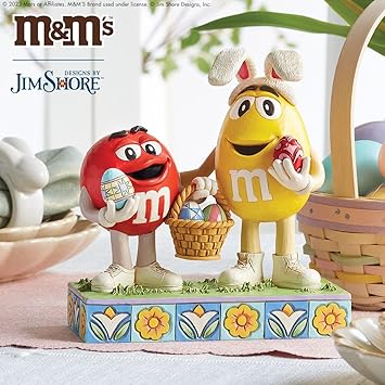 酷牌库|商品详情-Enesco进口代理批发 Enesco M&M's by Jim Shore 红色和黄色人物带复活节彩蛋雕像，6.22 英寸，多色