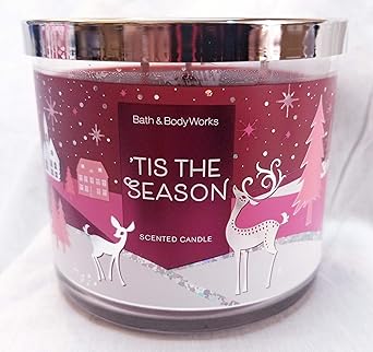 Bath & Body Works进口代理批发 Bath & Body Works 3 芯香薰蜡烛含精油 - 14.5 盎司 - 'Tis The Season（丰富的红苹果、甜肉桂、雪松）标签艺术品各不相同