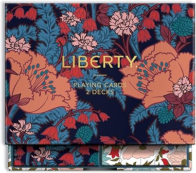 Galison进口代理批发 Galison Liberty 花卉扑克牌套装由 2 张标准尺寸扑克牌组成，带有独特的花卉艺术品，坚固的外部抽屉盒带有烫金艺术，是游戏之夜的完美补充！