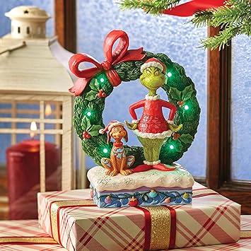 酷牌库|商品详情-Enesco进口代理批发 Enesco Dr. Seuss Grinch 由 Jim Shore Grinch 和 Max 站在花圈点亮雕像旁，树脂石手工制作收藏级发光圣诞雕像家居装饰雕塑雕像 8.2 英寸，多色