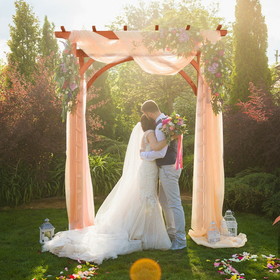 Costway 07596381 Garden Archway Arch Lattice Trellis Pergola for Climbing Plants and Outdoor Wedding Bridal Decor