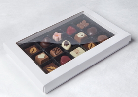 Chocolate World VV0203 White packaging with transparent lid for 15 standard pralines
