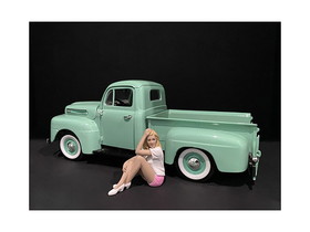 American Diorama 38339  Car Girl in Tee Madee Figurine for 1/24 Scale Models