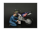 American Diorama 38372  Mechanic Chole Figurine for 1/12 Scale Motorcycle Models