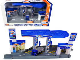 Motormax 79638  "Gulf" Electronic Gas Station Diorama with Light and Sound and Tanker Truck 1/64 Model