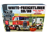 AMT AMT1046  Skill 3 Model Kit White Freightliner SD/DD Truck Tractor 2 in 1 Kit with Display Base 