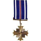 Eagle Emblems M2015 Medal-Dist.Flying Cross (Mini) (2-1/4