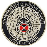 Eagle Emblems P15514 Pin-Army, 007Th Inf.Div.Lt (1