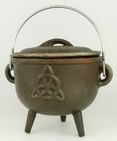 AzureGreen ICM57 Triquetra cast iron cauldron 4 1/2"