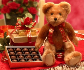 Gift Basket 816023 Hugs & Kisses Teddy Bear with Chocolates - Small
