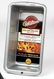 Wilton 191003159 4-1/2 in. W X 8-1/2 in. L Loaf Pan Silver