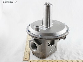 Maxitrol 210E-1 1/2 1 1/2" NPT, 10 PSI Max Inlet Pressure, 3-8"wc Outlet Pressure, Balanced Valve Design, Lock-Up Style Gas Regulator