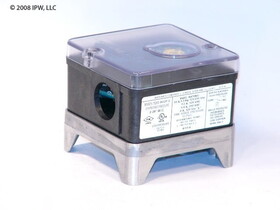 A.J. Antunes 8102111203 2-20"wc Auto Reset SPDT High Gas Pressure Switch with 1/4" NPT Connection (RHGP-G)