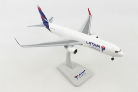 Hogan Wings HG11106G Latam Cargo 767-300F 1/200 W/Gear