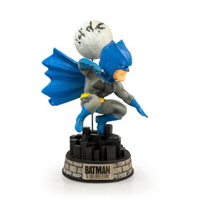 Forever Collectibles EXCLUSIVE Batman Bobblehead - Features Batman's Superhero Pose - 8" Resin Design